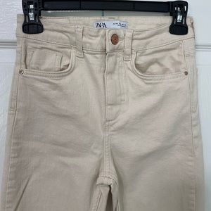 Zara Jeans in Womens size 4 Color Cream
